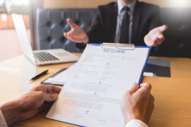 işadamı onun profil aday mülakat yanıtları hakkında açıklayan genç çekici adam dinlemek