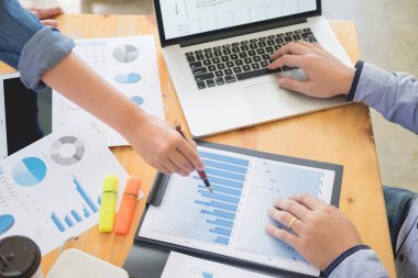 Başlangıç takım çalışması beyin fırtınası toplantı strateji grafik planlama ve yatırım finansal plan 