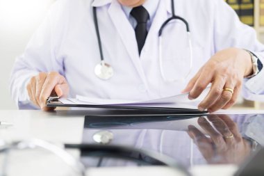 Doktor çalışma yazı evrak ve hastalık ve hastanın tedavi, sonuçlarını çözümleme gerçekleştirir kavramı, sağlık ve Tıp