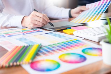 Grafik tasarım ortakları yenileme ve teknoloji kavramı - bir masaüstü bilgisayar ve bazı renk örneklerini kullanarak seçimi üzerinde birlikte çalışma