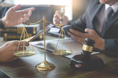 iş adamları ve avukatlar sözleşme kağıtları masaya oturan tartışıyor. Hukuk, tavsiye, yasal hizmetler kavramları.