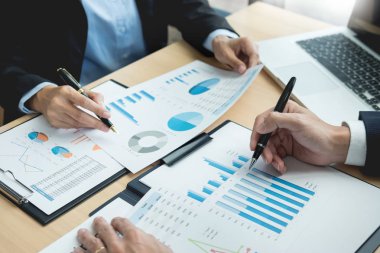 Beyin fırtınası kavramı çalışma grubu. İş insanlar veya başlangıç takım çalışması iş arkadaşınız tartışırken iş planı belgeler ve office meslektaşım fikir.