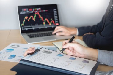 Borsa hakkında konuşurken işadamları online analiz mali grafik yatırım amacıyla tartışma tüccarlar Office için tartışmaya ticaret yatırım
