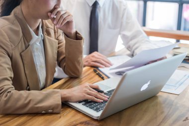 Ekip çalışması başlangıç proje büyük yapma planlama tartışma toplantı çalışma birlikte, beyin fırtınası işlem iş başarı modern coworking ofis takım.