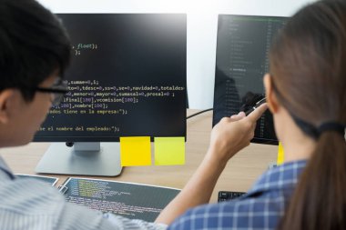 Programcı Outsource geliştirici teknolojileri web sitesi tasarım kodlama takım. Mobil uygulama yazılımı, siber uzay kavramı.