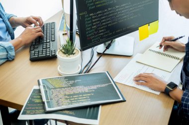 Programcı Outsource geliştirici teknolojileri web sitesi tasarım kodlama takım. Mobil uygulama yazılımı, siber uzay kavramı.