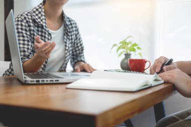 Grup iş adamları fikir çalışma, Toplantı kavramı beyin fırtınası yeni başlangıç proje takım çalışma bakın. 