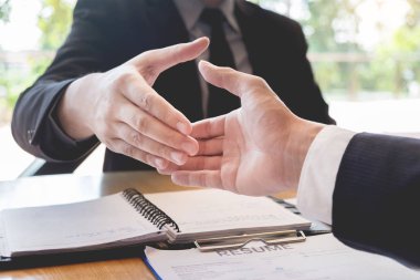 İş, kariyer ve yerleşim kavramı, patron ve çalışan el sıkışma başarılı anlaşmalar veya röportaj sonra
