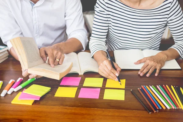 Giovani Studenti Compagni Classe Aiutano Amico Recuperare Cartella Lavoro Apprendimento — Foto Stock