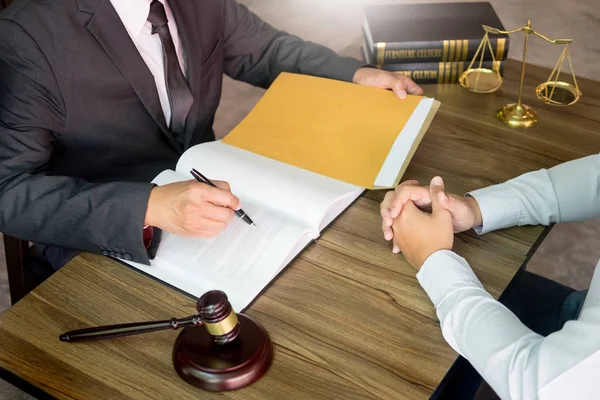 Üzletemberek Ügyvédi Szerződés Papírok Asztalnál Megvitatása Fogalmak Jog Tanácsadás Jogi — Stock Fotó