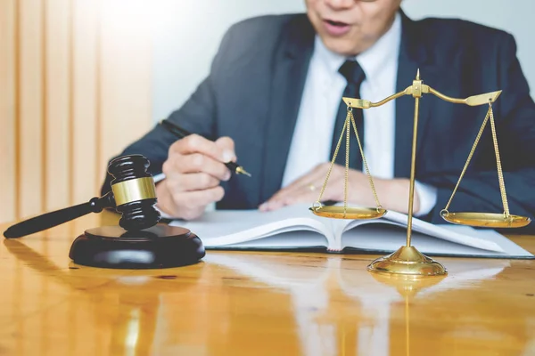 Abogado Masculino Trabajando Con Papeles Contractuales Leyendo Libro Leyes Tribunal —  Fotos de Stock