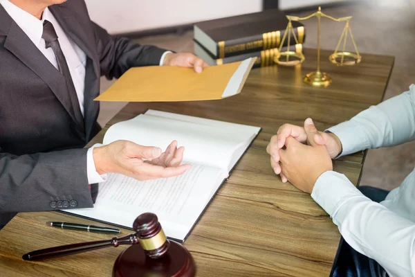 Geschäftsleute Und Anwälte Diskutieren Tisch Über Vertragspapiere Konzepte Des Rechts — Stockfoto