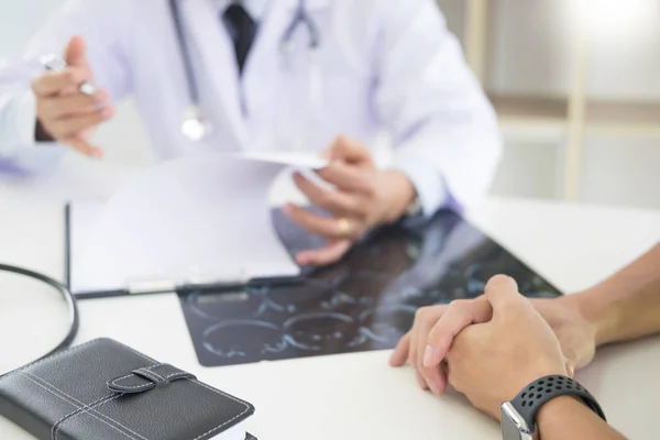 Doctor Dando Una Consulta Discutiendo Paciente Explicando Informaciones Médicas Diagnóstico — Foto de Stock