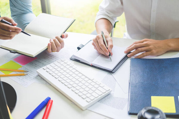 молодая женщина вручную вязала теплый свитер. Сидя на старом кресле возле окна расслабляющая концепция в своей спальне
