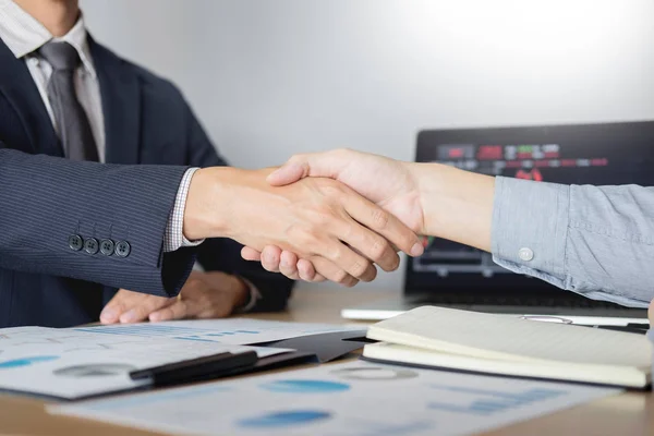 Estrechando Mano Entre Hombre Negocios Cooperación Sobre Gráfico Del Mercado — Foto de Stock