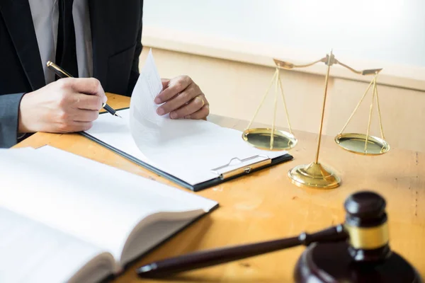 Mannelijke Advocaat Werkt Met Contract Papieren Lezen Van Wet Boek — Stockfoto