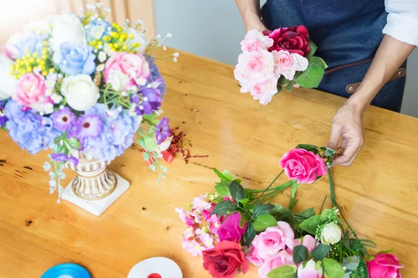 Fiorista Femminile Lavoro Con Disposizione Rendendo Bello Gilet Bouquet Artificiale — Foto Stock