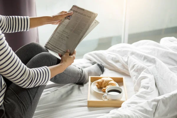 Vrouw Lezen Boek Krant Het Drinken Van Koffie Ontbijt Bed — Stockfoto
