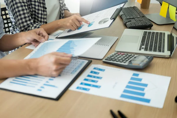 Geschäftsleute Besprechungsteam Analysiert Finanzdokumente Konferenztisch Firmenmitarbeiter Arbeiten Konzept — Stockfoto