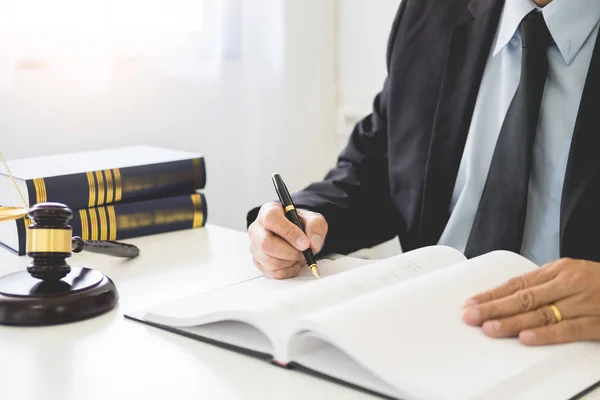 Gabelstapler Und Solider Justizblock Und Anwalt Der Auf Holztisch Hintergrund — Stockfoto