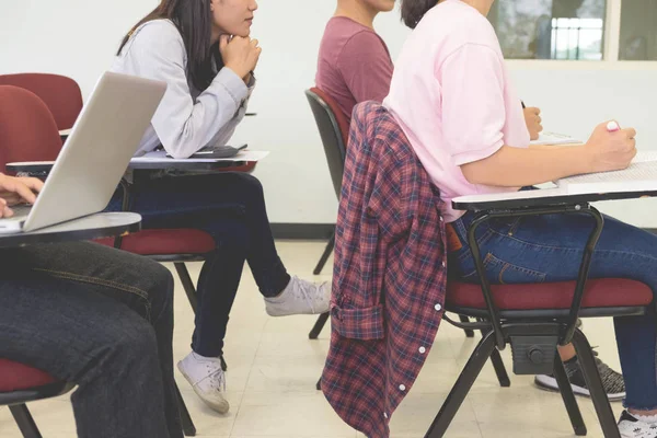 教授の講義と小さなクラスの部屋に大学キャンパスで尋ねる質問に耳を傾ける大人の学生グループ — ストック写真