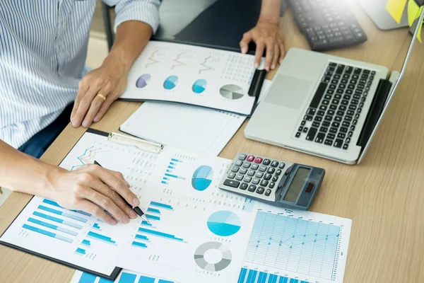 Geschäftsleute Besprechungsteam Analysiert Finanzdokumente Konferenztisch Firmenmitarbeiter Arbeiten Konzept — Stockfoto