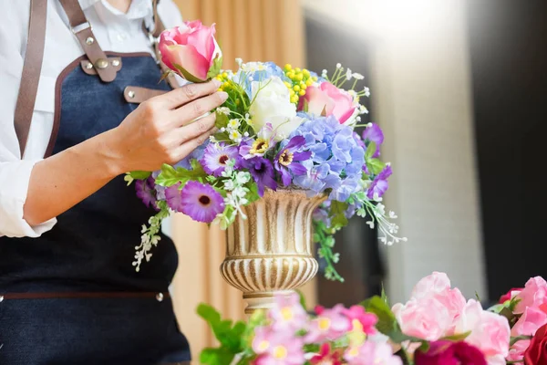 Fiorista Femminile Lavoro Con Disposizione Rendendo Bello Gilet Bouquet Artificiale — Foto Stock