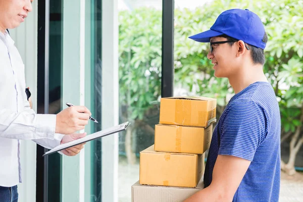 Frau Kurier Hält Ein Paket Versand Post Anhang Unterschrift Unterzeichnung — Stockfoto