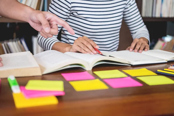 Giovani Studenti Compagni Classe Aiutano Amico Recuperare Cartella Lavoro Apprendimento — Foto Stock