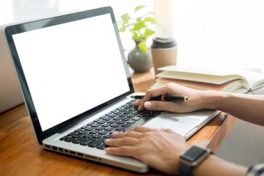 Ofiste oturan ve dijital tablet belge ve laptop ve defter ofiste çalışan genç adam