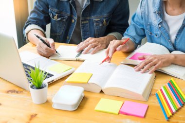 Öğrencilerin eğitim ve halk kütüphanesinde Internet online öğrenme üniversite kampüsünde beyin fırtınası. 