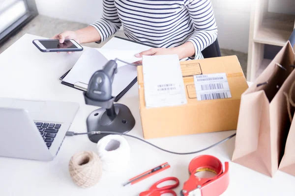 İşadamı girişimci dükkanı sahibi onay sipariş veya hangi Doğum odasında olmak stok listesi stokta. iş online, e-ticaret kavramı