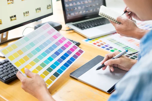 masada oturan ve yaratıcı tasarımcılar bazı yaratıcı bir proje üzerinde rötuş yapmak stüdyoda çalışma birlikte çalışan genç çift.