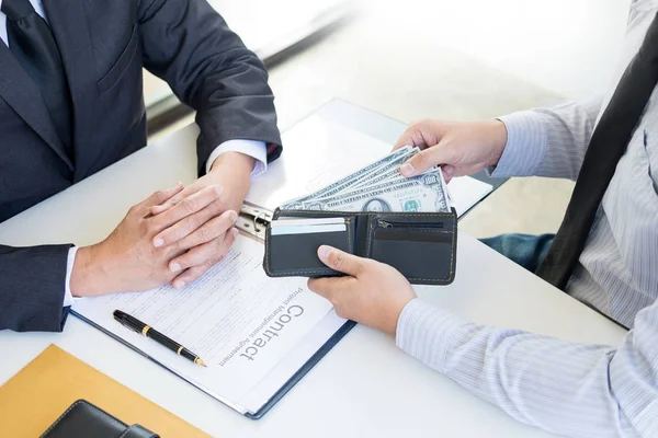 İşadamı ya da rüşvet ve para ile el sallayarak takım elbiseli, yolsuzluk ticaret Döviz kavramı alarak politikacı