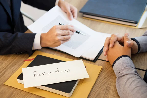 Empresario Mano Enviando Una Carta Renuncia Jefe Ejecutivo Trabajador Despedido — Foto de Stock