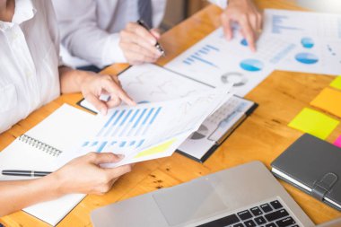 İş takım veri çözümleme gelir grafikler belge tartışma sırasında açıklamak strateji toplantısı. üstünde başlamak-yukarıya birlikte ekip çalışması projesi