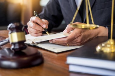 Danışman bir genç avukat mevzuat tokmak ve ahşap masa üzerinde belge ile özel Ofis İşyeri