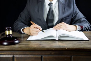Adalet ve hukuk kavramı. Ahşap masa ile belgeler., avukat mahkeme Yargıç adalet tokmak yasal mevzuat kavramı üzerinde bir mahkemede erkek yargıç