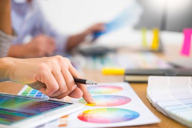 tasarımcı grafik yaratıcı yaratıcılık birlikte meslektaşı ile masada grafik tablet ve kalem kullanarak boyama çalışma 