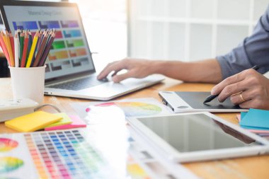 takım iç tasarımcı grafik bilgisayarı kullanmak ve renk renk örneği örnekleri modern yaratıcı studio seçerek yeni bir proje çizim