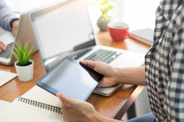 iş adamı onun laptop çalışma ve bir belge masanın üzerinde seyir masada oturan takım elbiseli.