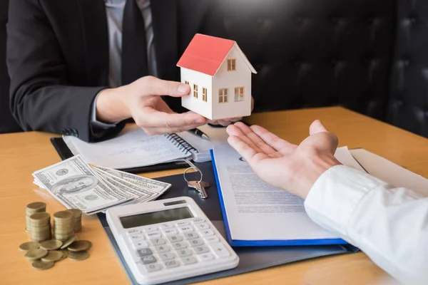 Real Estate Developer Agent Sign Document Giving Keys New House — Stock Photo, Image