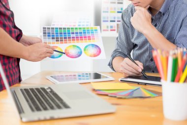 bir şey ofis veya studio grafik bilgisayarda çizim Web tasarımcı ekibi