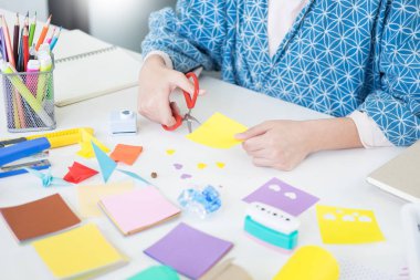 Kadın eli hurda rezervasyon veya diğer Festival süsleri DIY aksesuarlar düzenleme yapmaya kağıt kesme