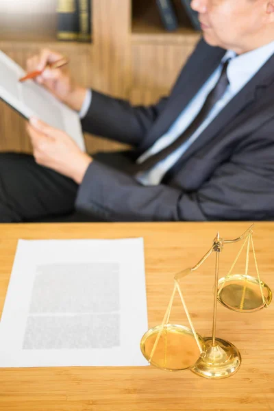 Avukat Yargıç Ahşap Resepsiyon Arka Plan Üzerinde Çalışma Salonunda Masada — Stok fotoğraf