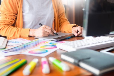 Grafik tasarım ortakları yenileme ve teknoloji kavramı - bir masaüstü bilgisayar ve bazı renk örneklerini kullanarak seçimi üzerinde birlikte çalışma