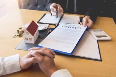 Emlak müteahhidi Aracısı ve oturum anahtarları yeni evin, Property ajan vererek verilmesi belgesi üzerinde alıcı için teklif 