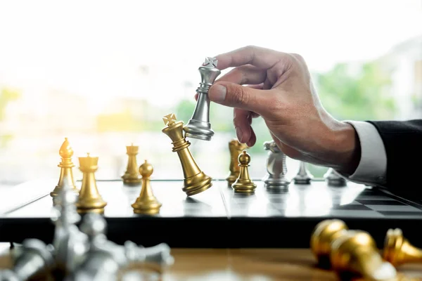 Homem Negócios Jogando Xadrez Figura Tomar Xeque Mate Outro Rei — Fotografia de Stock