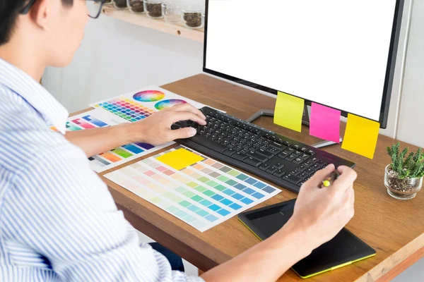 Grafik Tasarımcı Yaratıcı Fare Tutarak Onun Malzeme Renk Pantone Renk — Stok fotoğraf