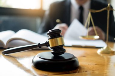 Sözleşme kağıtları ile çalışma ve deneme üzerinde başkanlık ederken bir mahkeme, Adalet ve hukuk kavram hukuk kitap okuma erkek avukat